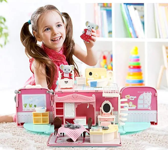 maison de poupée avec koala et jeune fille qui rit