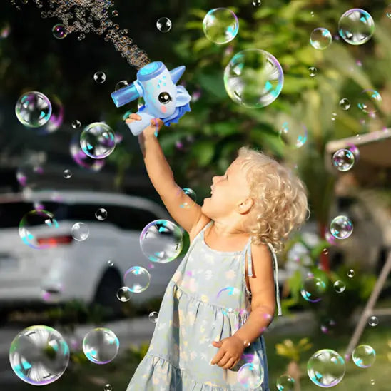fille avec pistolet a bulle bleu