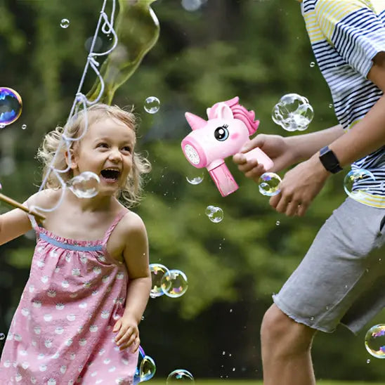 pistolet a bulle rose avec fille