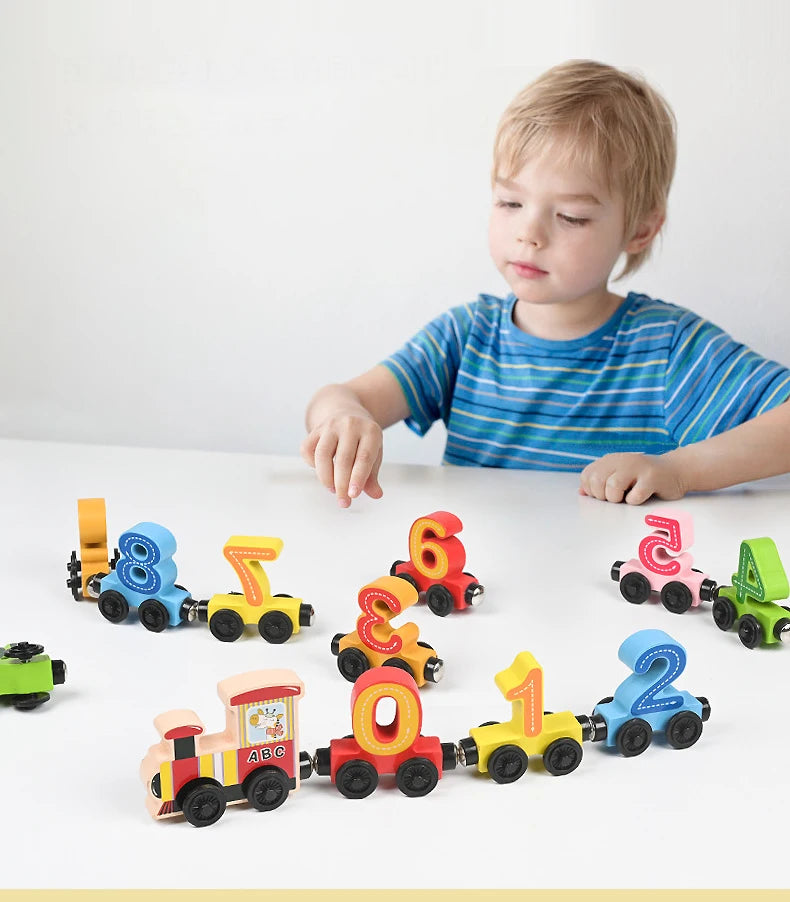 train magnétique en bois avec un garcon