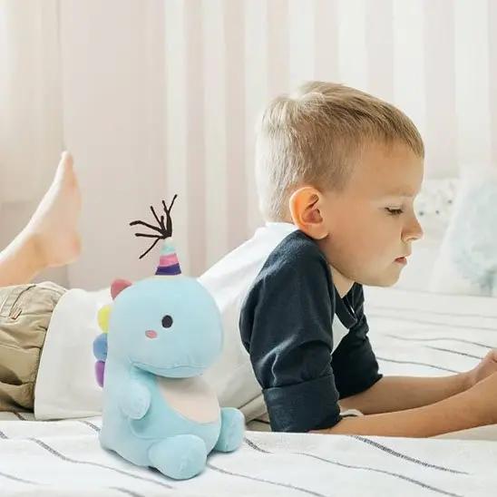 Garcon et sa peluche dinosaure - Monde Ă  maman