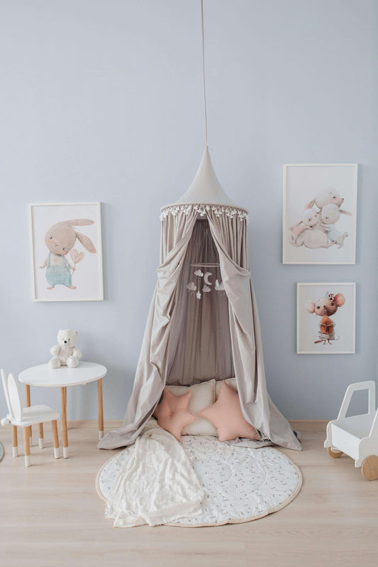 Espace cosy dans une chambre bébé apaisante avec un lit en velours et des décorations murales adaptées.