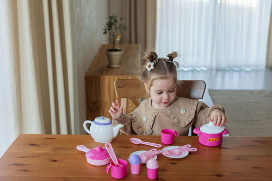Enfant jouant avec des ustensiles de cuisine en plastique au restaurant magique Dinette.