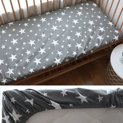 Drap-contour-lit-bébé-étoiles-blanches-monde-a-maman