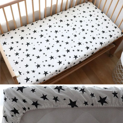 Drap-contour-lit-bébé-étoiles-noires-monde-a-maman
