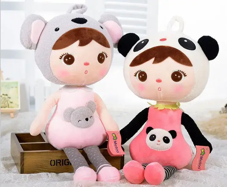 Poupée de chiffon Les Amies de Monde à Maman, poupée douce avec vêtements colorés et visage brodé, pour bébés et jeunes enfants.