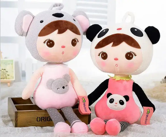 Poupée de chiffon Les Amies de Monde à Maman, poupée douce avec vêtements colorés et visage brodé, pour bébés et jeunes enfants.