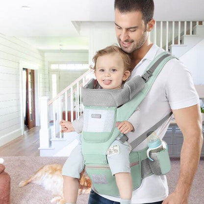 Porte bébé comfort + utilisé par un parent à la maison, montrant un enfant souriant et un design ergonomique.