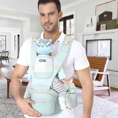 Porte bébé comfort + avec un parent portant un bébé dans un porte-bébé ergonomique à la maison.