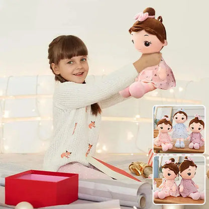 fille qui joue avec sa poupée de chiffon