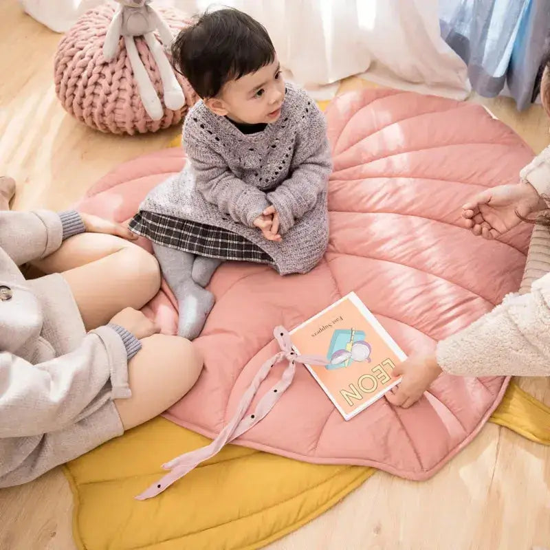 Tapis d'éveil avec fille qui lit un livre  Monde à maman