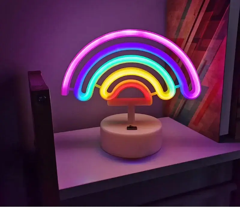 Veilleuse arc-en-ciel avec lumière colorée douce, idéale pour apaiser les nuits de vos enfants.