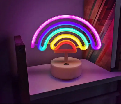 Veilleuse arc-en-ciel avec lumière colorée douce, idéale pour apaiser les nuits de vos enfants.
