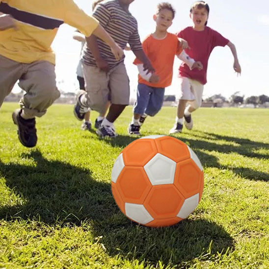 ballon foot enfant qui jouent entre eux