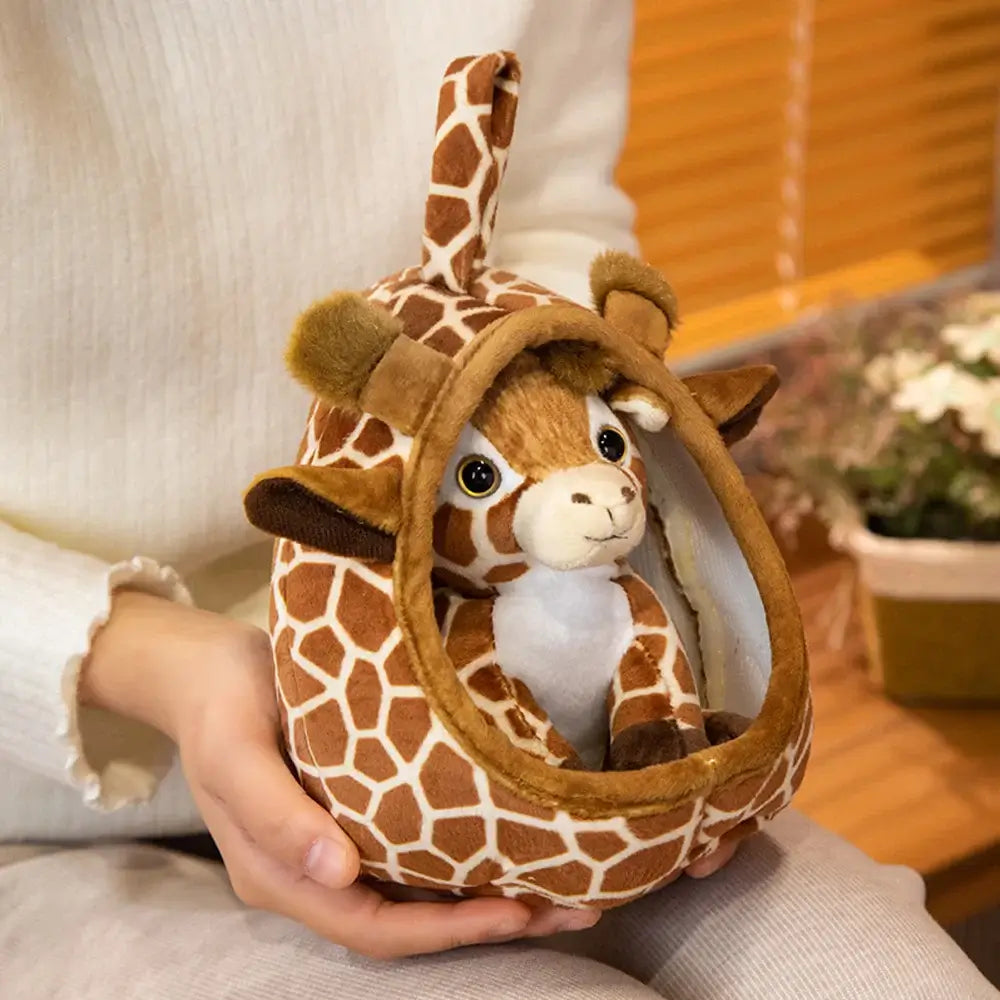 Peluche tigre dans son cocon de Monde à maman, avec des détails doux et colorés, posé sur un fond neutre.