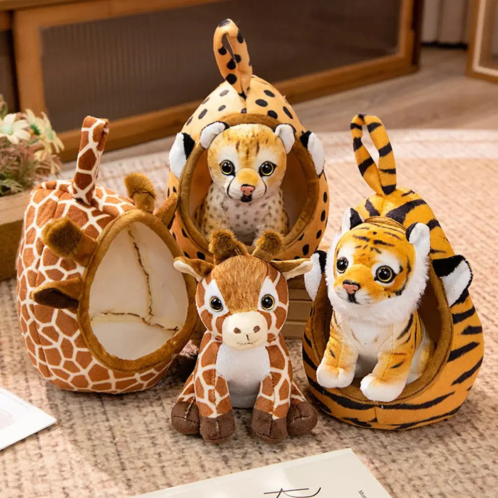 Tigre en peluche dans son cocon, doux et coloré, idéal pour les câlins, par Monde à maman.