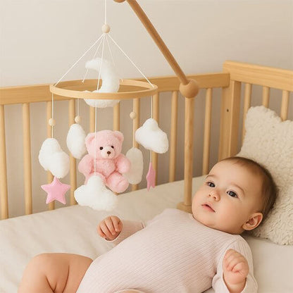 Mobile de lit bébé avec un ours en peluche rose et des nuages doux, créant une ambiance apaisante pour votre petit.