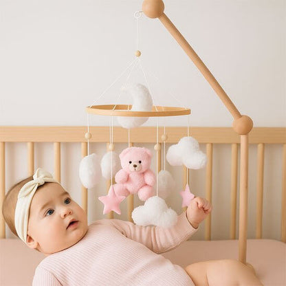 Mobile de lit bébé en peluche avec ourson et nuages, créant une ambiance magique dans la chambre de votre bébé.