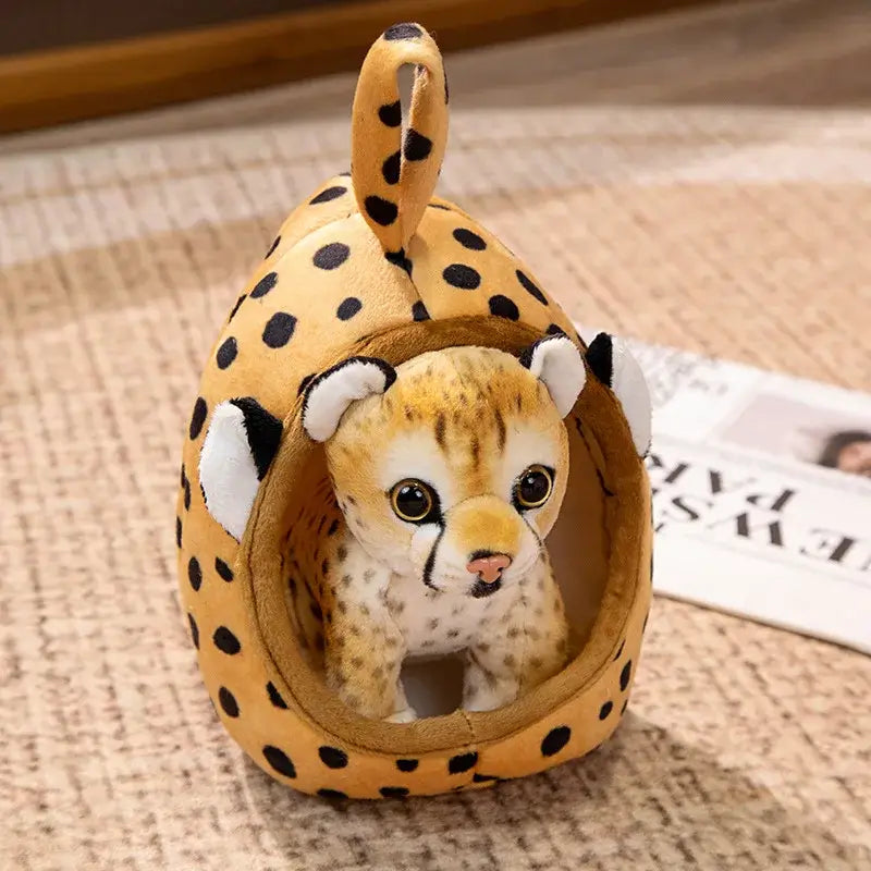 Peluche tigre enveloppé dans un cocon, douce texture et design adorable de la marque Monde à maman.