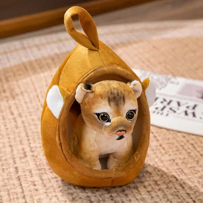 Peluche d'un tigre niché dans un cocon douillet par Monde à maman, avec des textures douces et des couleurs vives.