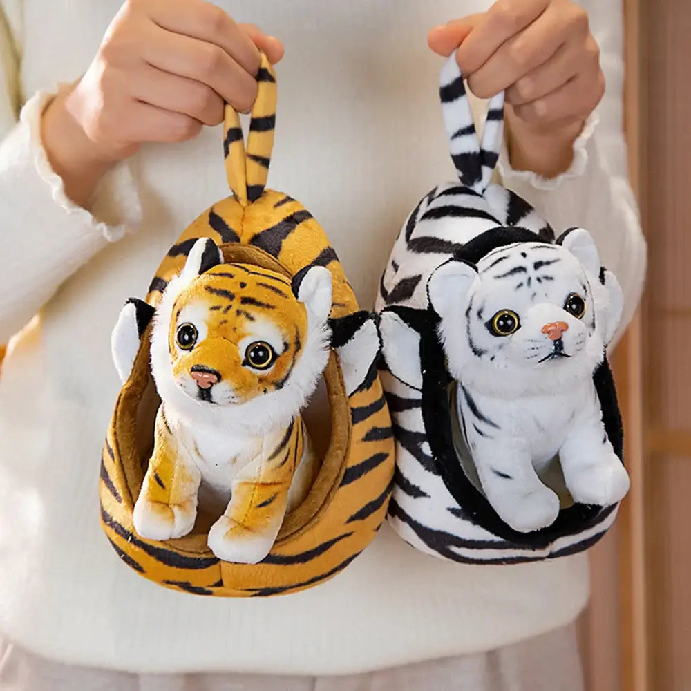 Tigre en peluche de Monde à maman, blotti dans un cocon doux, avec des détails réalistes et des couleurs vives.