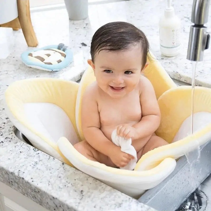 Siège-de-bain-bebe-jaune-monde-a-maman